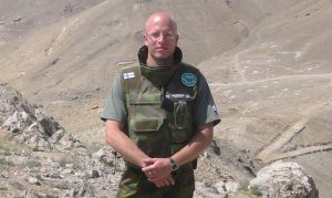 Sotilas ISAF-tunnuksin varustetussa liivissä. 