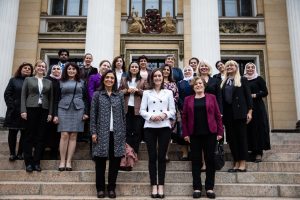 Syrian Women’s Advisory Board (WAB) tapasi pääministeri Sanna Marinin Suomen vierailunsa aikana. Kirjoittaja Cecilia Pellosniemi on yksi kuvan 21 naisesta. Kuvassa keskellä on pääministeri Sanna Marin.