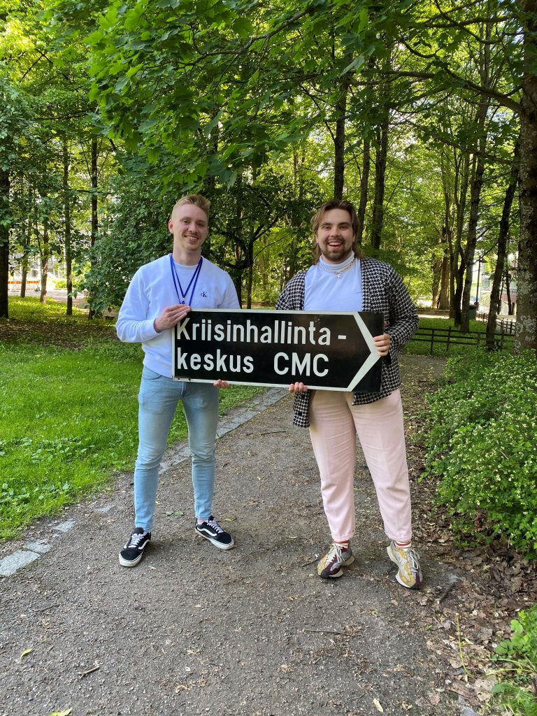 Harjoittelijat Kouri ja Portaankorva pitävät CMC Finlandin kylttiä yhteiskuvassa