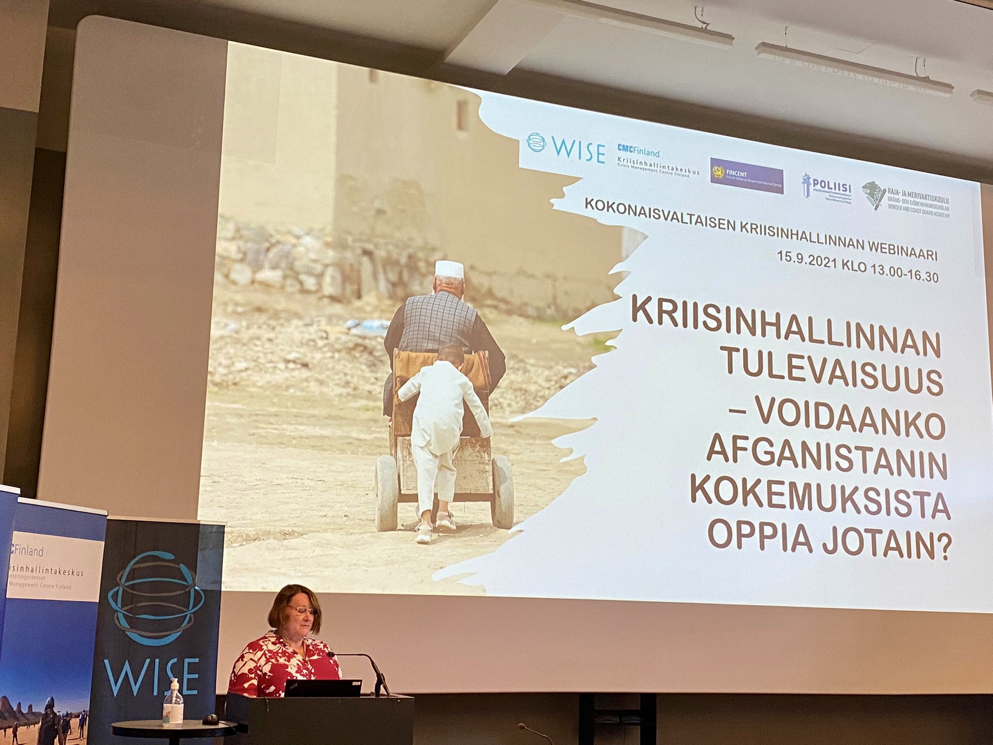 CMC Finlandin johtaja Kirsi Henriksson kertoi ajankohtaisista asioista seminaarin alussa.