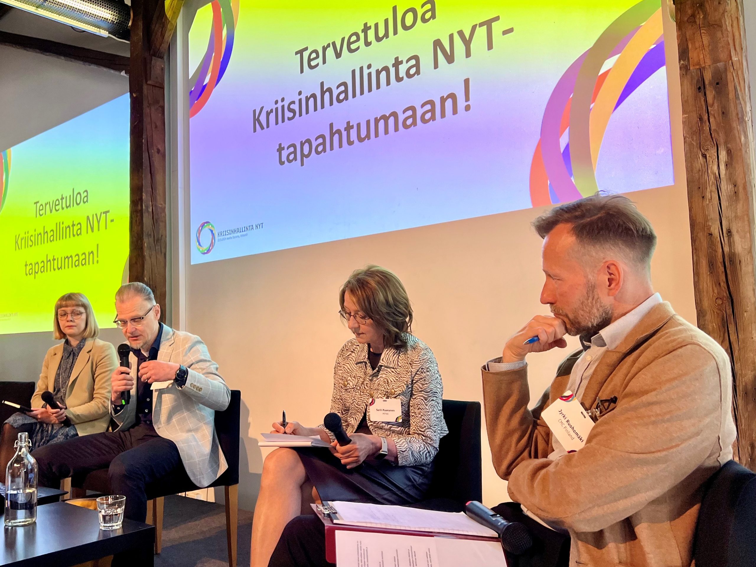 Tekstissä mainitut henkilöt keskustelevat KrihaNYT-tapahtumassa